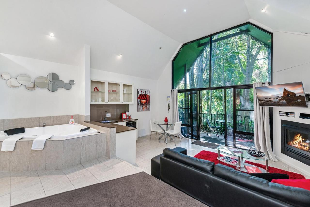 Chalet On Gallery Walk - King Bed, Spa, Fireplace, Wifi & Netflix, Linger A While Mount Tamborine Extérieur photo