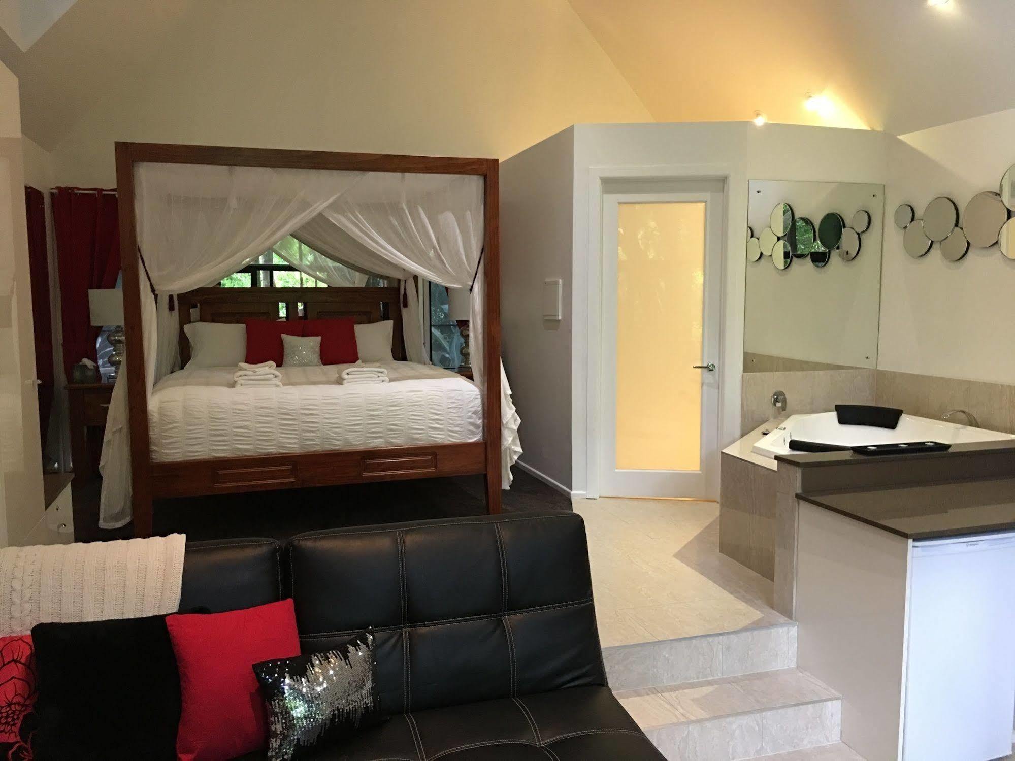 Chalet On Gallery Walk - King Bed, Spa, Fireplace, Wifi & Netflix, Linger A While Mount Tamborine Extérieur photo